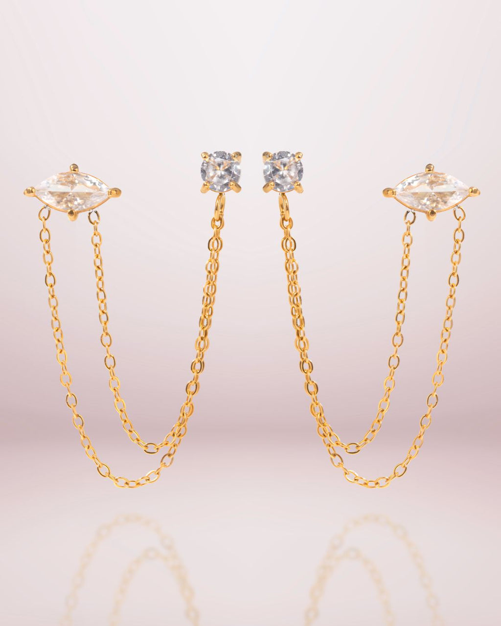 Boucles d’oreilles Stella en acier inoxydable plaqué or 18K, ornées de zircons ronds et marquise. Légères, lumineuses et résistantes à l’eau. Un bijou tendance et raffiné