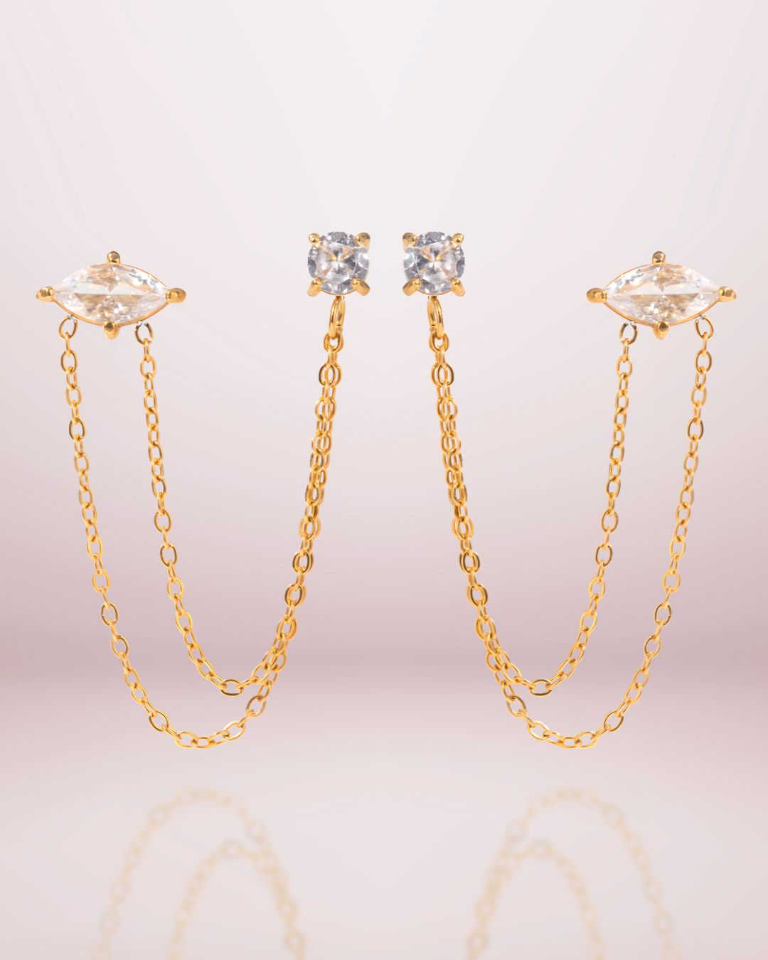 Boucles d’oreilles Stella en acier inoxydable plaqué or 18K, ornées de zircons ronds et marquise. Légères, lumineuses et résistantes à l’eau. Un bijou tendance et raffiné