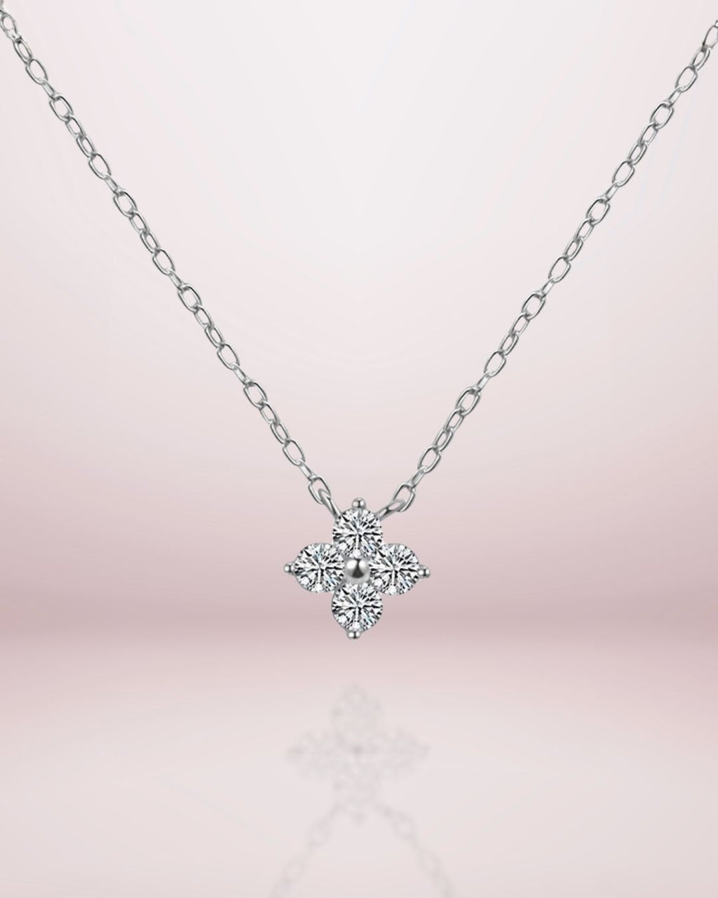 Collier Chance en argent 925 plaqué or 18k ou rhodié. Un trèfle fixe serti de zircons pour un style minimaliste, raffiné et porte-bonheur.