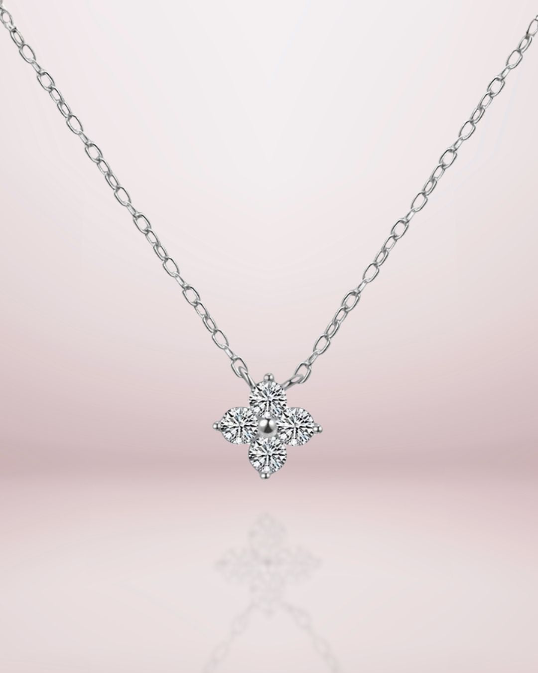 Collier Chance en argent 925 plaqué or 18k ou rhodié. Un trèfle fixe serti de zircons pour un style minimaliste, raffiné et porte-bonheur.