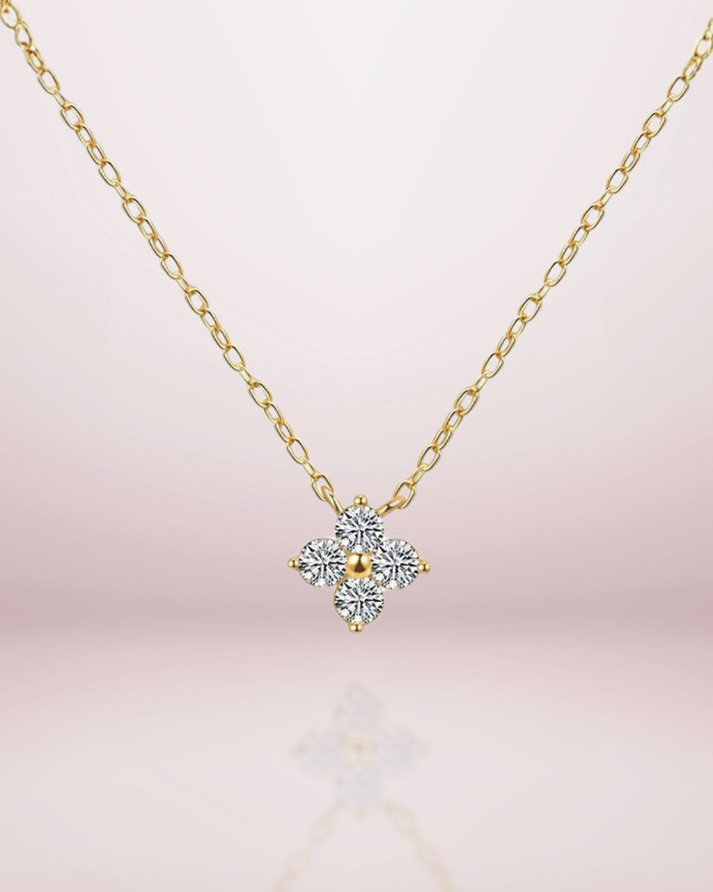 Collier Chance en argent 925 plaqué or 18k ou rhodié. Un trèfle fixe serti de zircons pour un style minimaliste, raffiné et porte-bonheur.