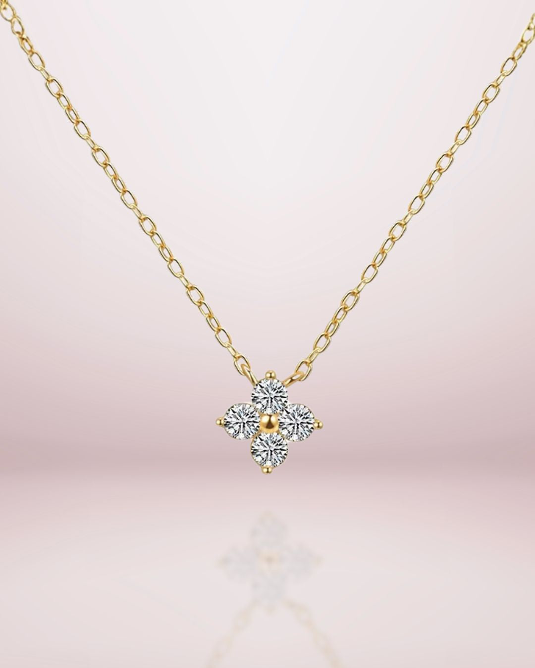 Collier Chance en argent 925 plaqué or 18k ou rhodié. Un trèfle fixe serti de zircons pour un style minimaliste, raffiné et porte-bonheur.