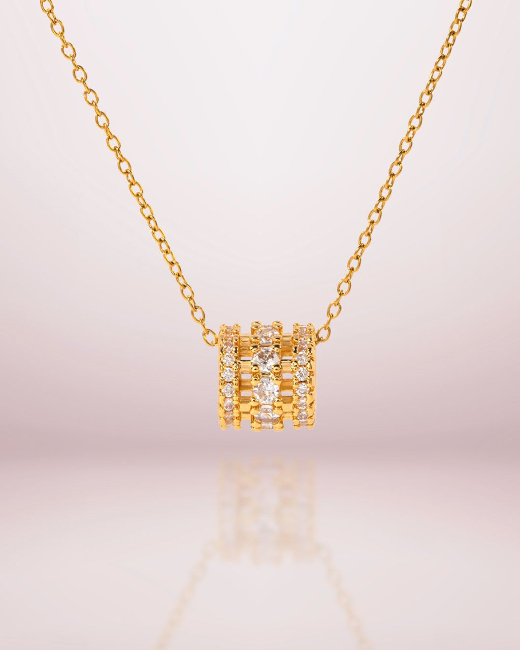 Collier ras-du-cou minimaliste en acier inoxydable plaqué or avec pierre zircon lumineuse.