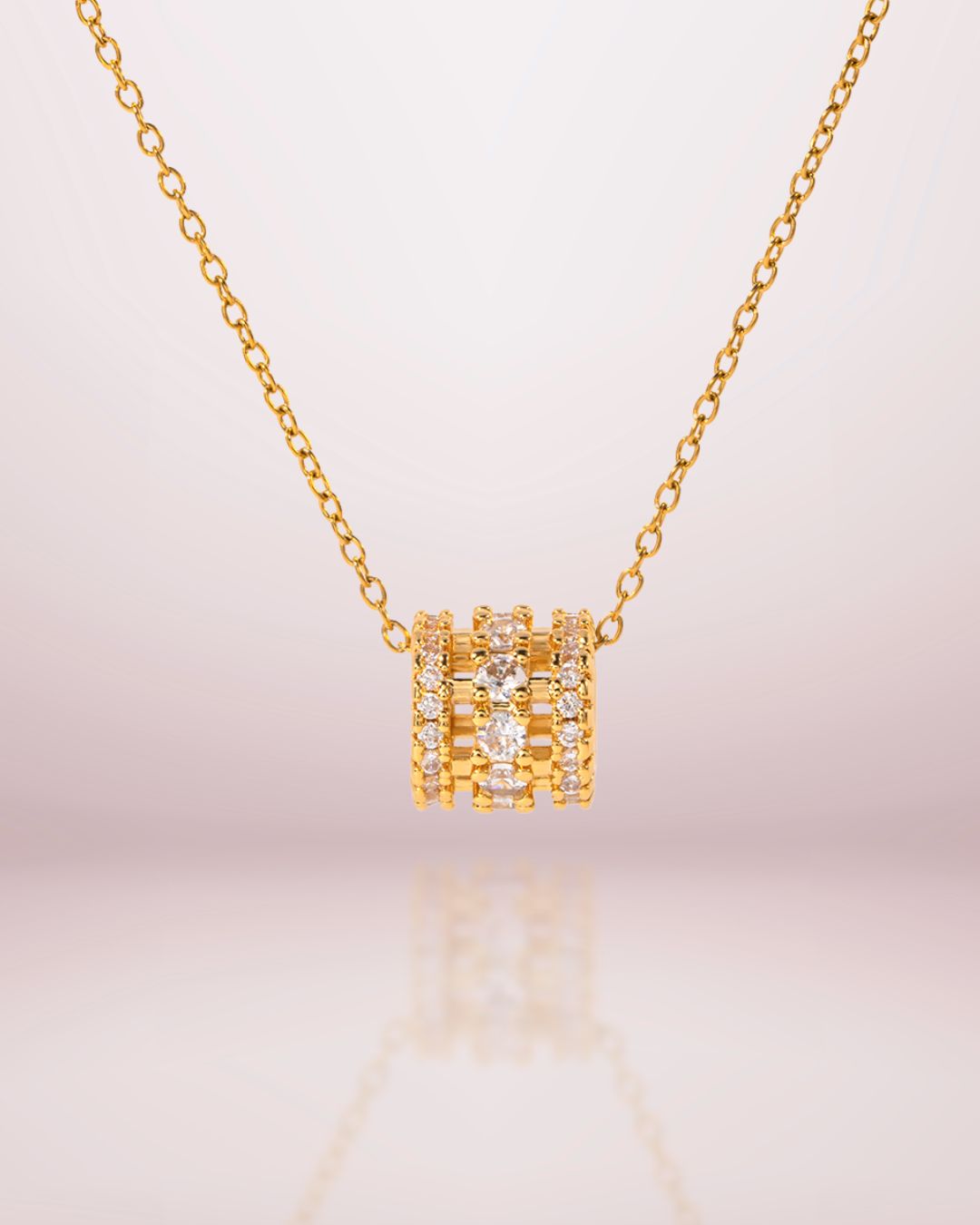 Collier ras-du-cou minimaliste en acier inoxydable plaqué or avec pierre zircon lumineuse.