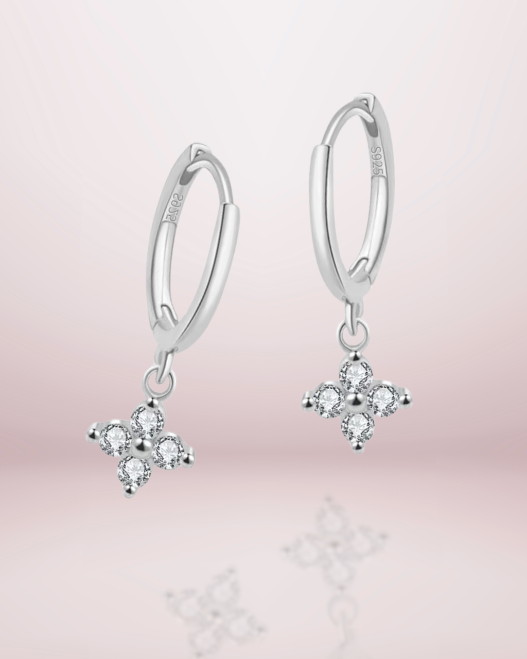  Créoles Chance de SYNN Jewelry, en argent 925 plaqué or 18k ou rhodié. Élégantes, durables et hypoallergéniques, elles illuminent chaque tenue avec une touche de chance et de finesse.