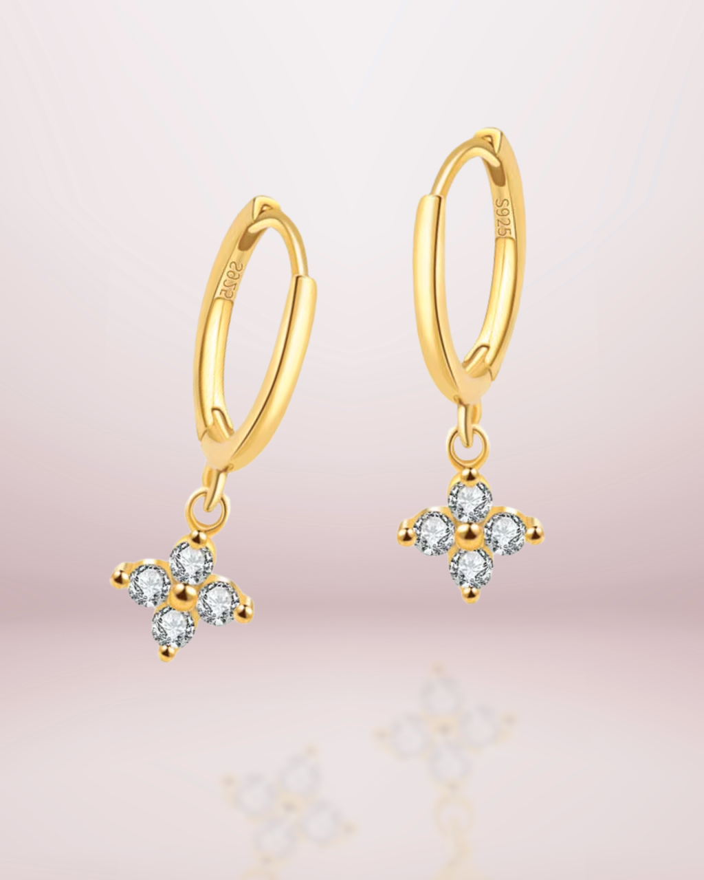  Créoles Chance de SYNN Jewelry, en argent 925 plaqué or 18k ou rhodié. Élégantes, durables et hypoallergéniques, elles illuminent chaque tenue avec une touche de chance et de finesse.