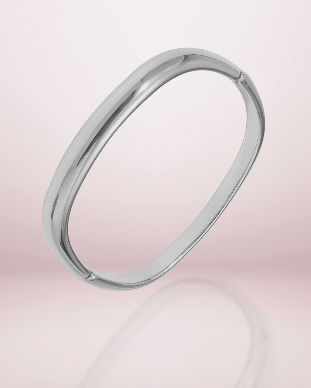 Le bracelet jonc carré de la Collection Muse allie élégance et modernité. Bijou doré en acier inoxydable plaqué or 18k, féminin et intemporel, signé SYNN Jewelry.