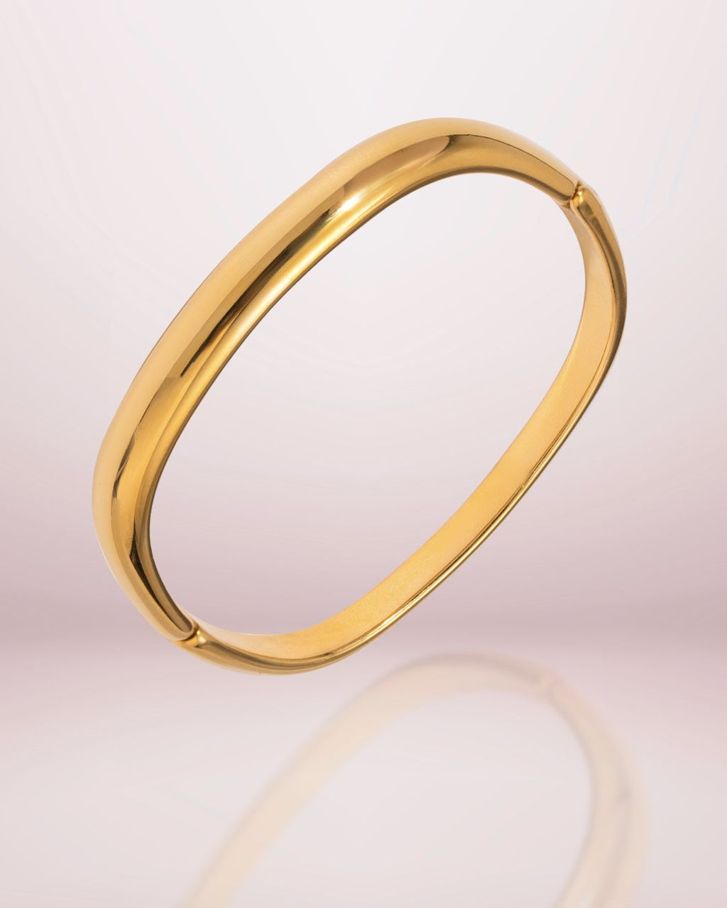 Le bracelet jonc carré de la Collection Muse allie élégance et modernité. Bijou doré en acier inoxydable plaqué or 18k, féminin et intemporel, signé SYNN Jewelry.