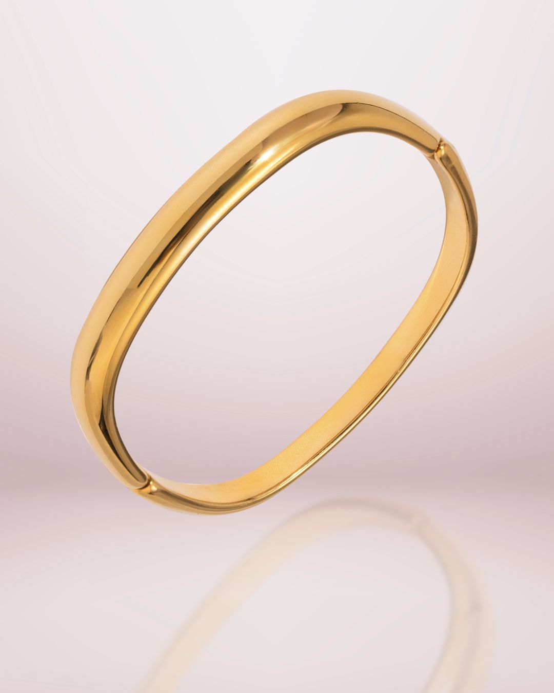 Le bracelet jonc carré de la Collection Muse allie élégance et modernité. Bijou doré en acier inoxydable plaqué or 18k, féminin et intemporel, signé SYNN Jewelry.