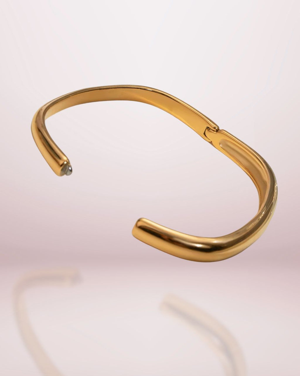Le bracelet jonc carré de la Collection Muse allie élégance et modernité. Bijou doré en acier inoxydable plaqué or 18k, féminin et intemporel, signé SYNN Jewelry.