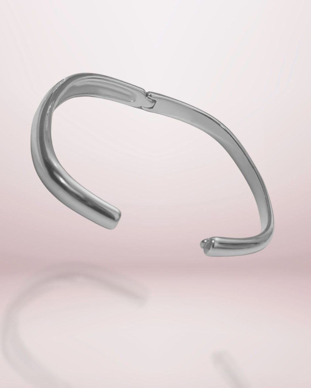 Le bracelet jonc carré de la Collection Muse allie élégance et modernité. Bijou doré en acier inoxydable plaqué or 18k, féminin et intemporel, signé SYNN Jewelry.